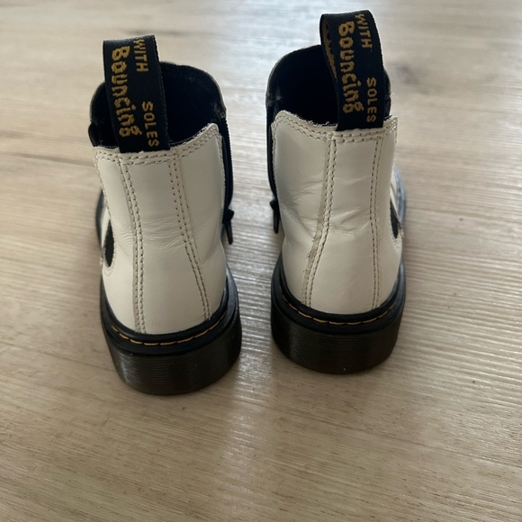Dr Martens Girls US size 2 Chelsea Boots - Picture 3 of 4